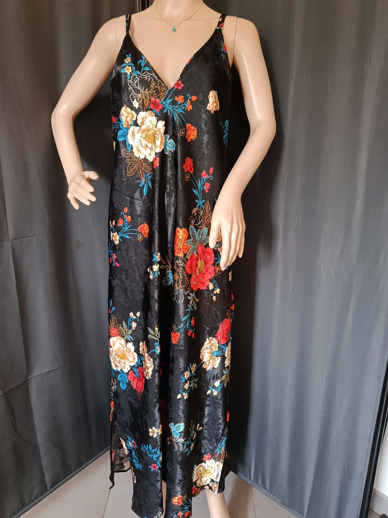 Robe longue satinée, noire imprimée 